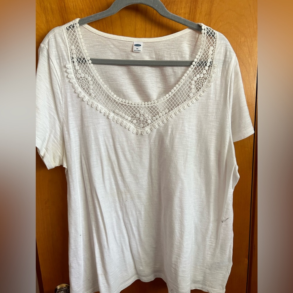 Old Navy white tshirt with lace yoke. Read description!
